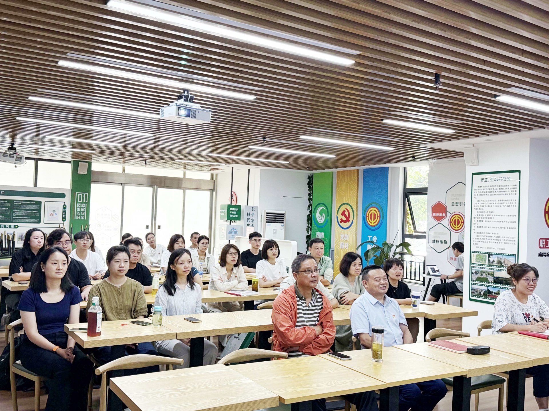 在庄严的国歌声中大会拉开了序幕