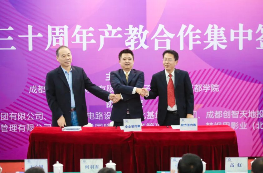 彰显矢志为民服务