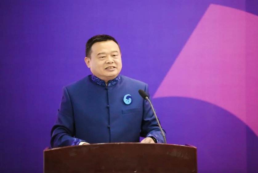 在庄严的国歌声中大会拉开了序幕